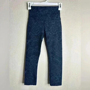 Lululemon Wunder Under Crop Hi-Rise Full-On Luxtreme 22”
Size 2